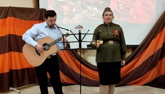 Темная ночь (муз. Н. Богословский, сл. В. Агатов) исполняют С. Акимова и М. Яцкевич